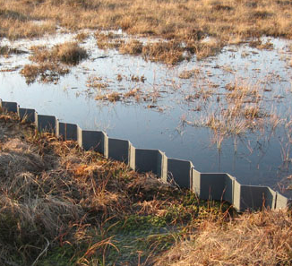 Plastic Piling är en serie plastspont med brett användningsområde inom många sektorerVid flodstrände...