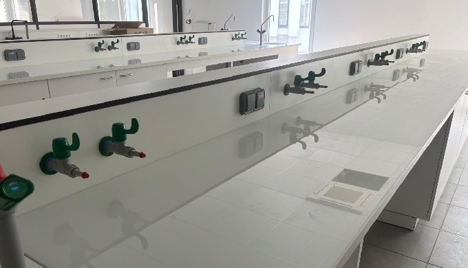 Paillasses de laboratoire sur mesure – Puissance 3 Les paillasses de laboratoire conçues par Puissan...