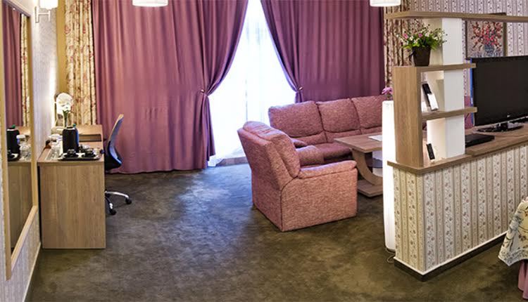 Ambassador Suite Suprafaţa camerei — 46 m2 Un singur pat (1.80 m*2.00 m) Zonă pentru relaxare separa...