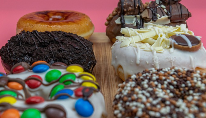 Jeden Tag leckere Donuts mit verschiedenen Füllungen und Toppings.
