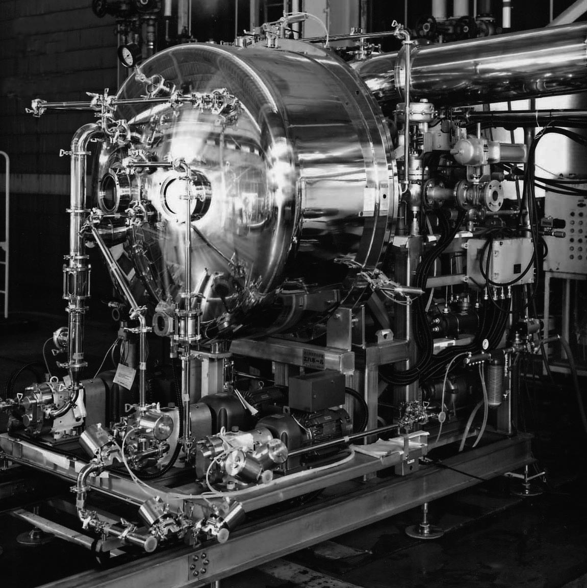 遠心式薄膜真空蒸発装置エバポールは、真空槽内に設置された横型ロータと、真空機器で構成されたユニークな機構の蒸発・濃縮装置です。 これまで処理が困難とされていた領域まで適応範囲を大幅に拡大しました。熱変...