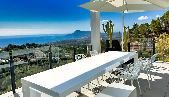 Entra en esta encantadora villa junto a Premium Villas Costa Blanca y déjate encantar por las amplia...