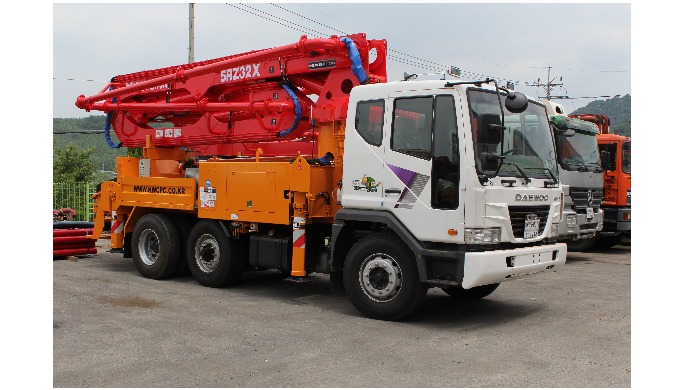 KW5RZ32 is a concrete pump with a boom length of 32M. It is a heavy equipmet used for transferring l...