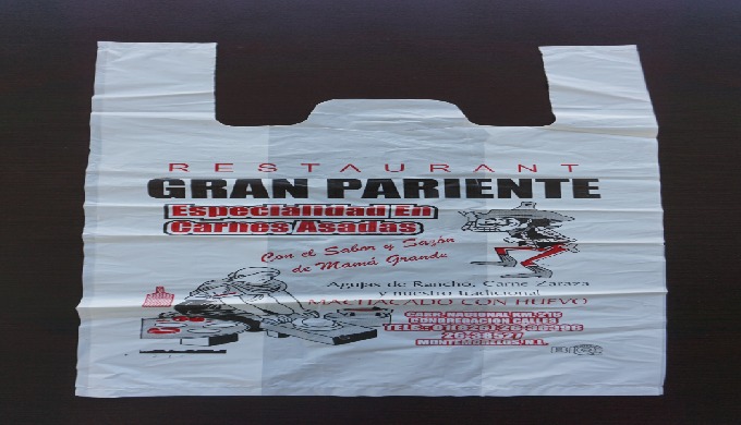 Bolsa de plástico tipo camiseta fabricada en polietileno de calidad PRIME en color blanco, personali...