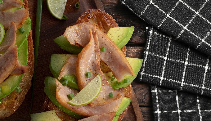 Ventresca de Atún en aceite de oliva con chile. Elaborado a mano con el corte más selecto del Atún.