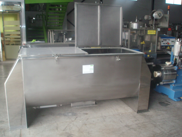 MEZCLADORA DE BANDAS EN INOX Capacidad……..1.380 Litros