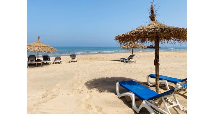 la plage privée de Zina Beach offre une expérience balnéaire de luxe inoubliable.