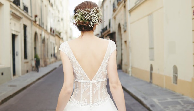 Robe de mariée fluide, traine, dentelle, tulle, col bateau.