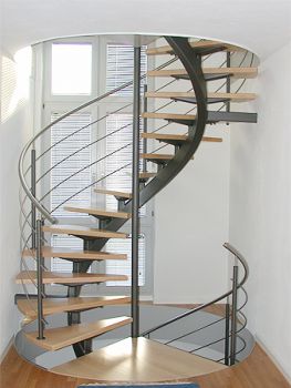 Wir sind darauf spezialisiert, Mittelholmtreppen in jeder beliebigen Form und Abmessung für Sie indi...