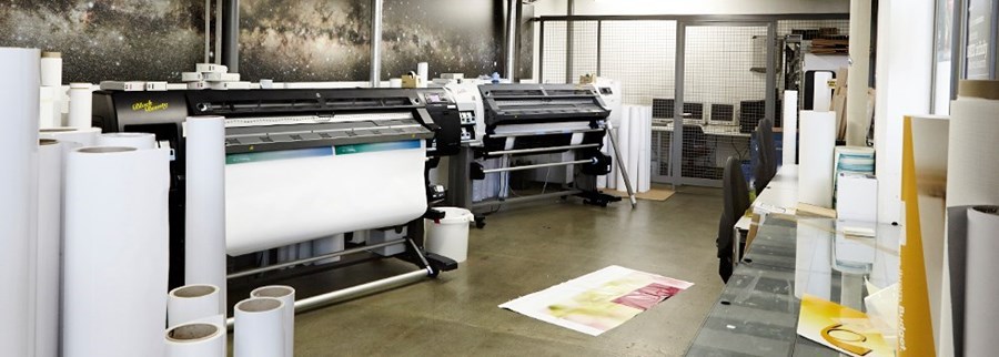 Unsere hochmodernen Produktionsmaschinen mit einer Druckbreite von bis zu 250 cm, drucken mit lösemi...