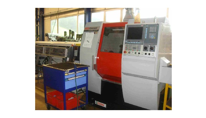Universal CNC-Drehmaschine Spindeldurchlass: ø45 max. Teilegrösse: ø180 x 220 Werkzeuge: 12 (6 anget...