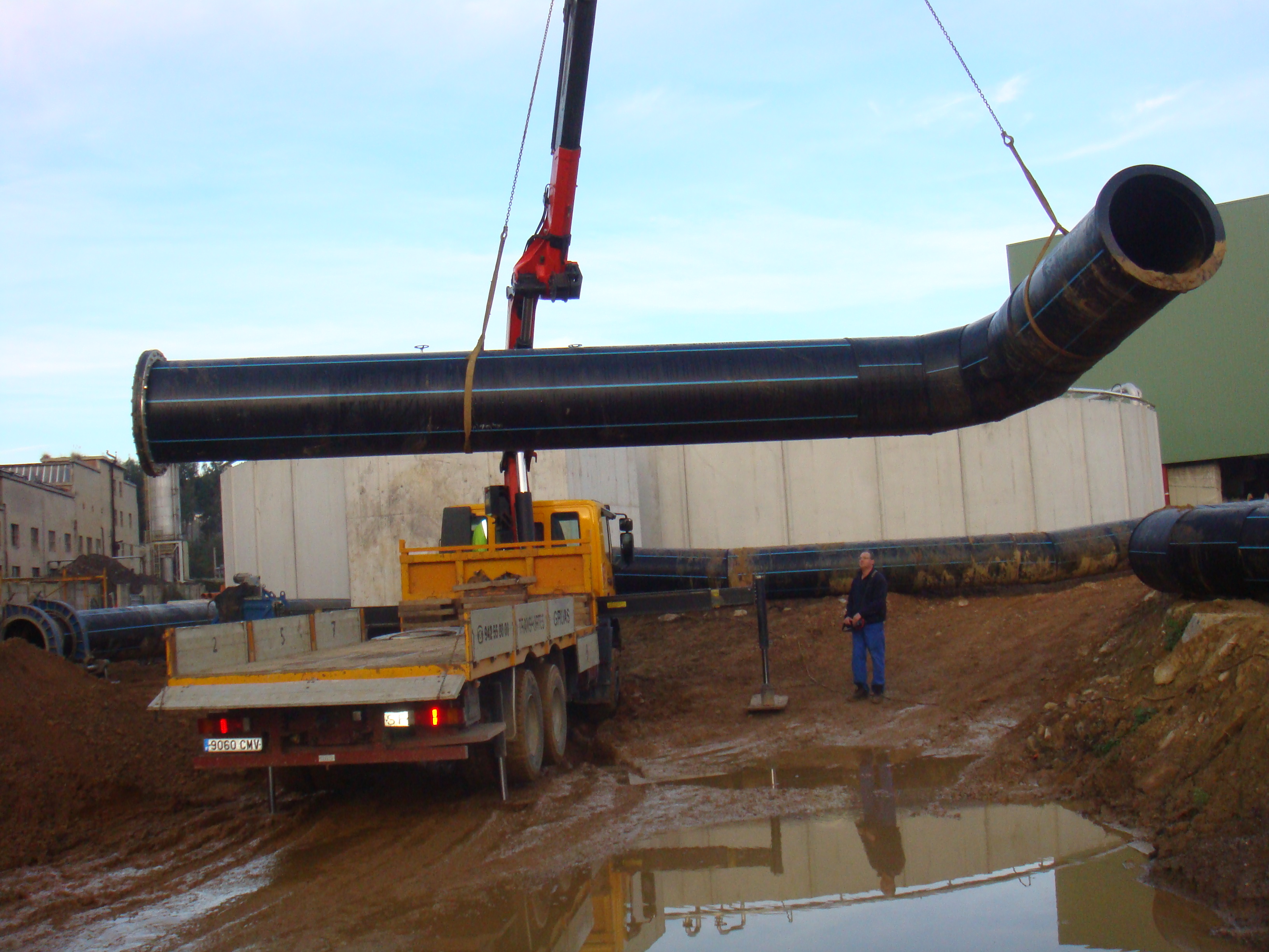 Instalación de tuberías y accesorios de gran diametro necesarios para la conducción de fluidos, en p...