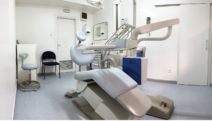 La odontología conservadora se enfoca en preservar y restaurar la estructura dental dañada o afectad...