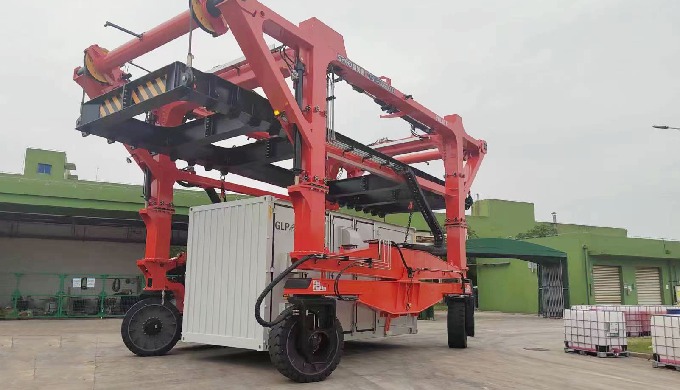 Les portiques sur pneus automoteurs, aussi appelés portiques cavaliers ou c...