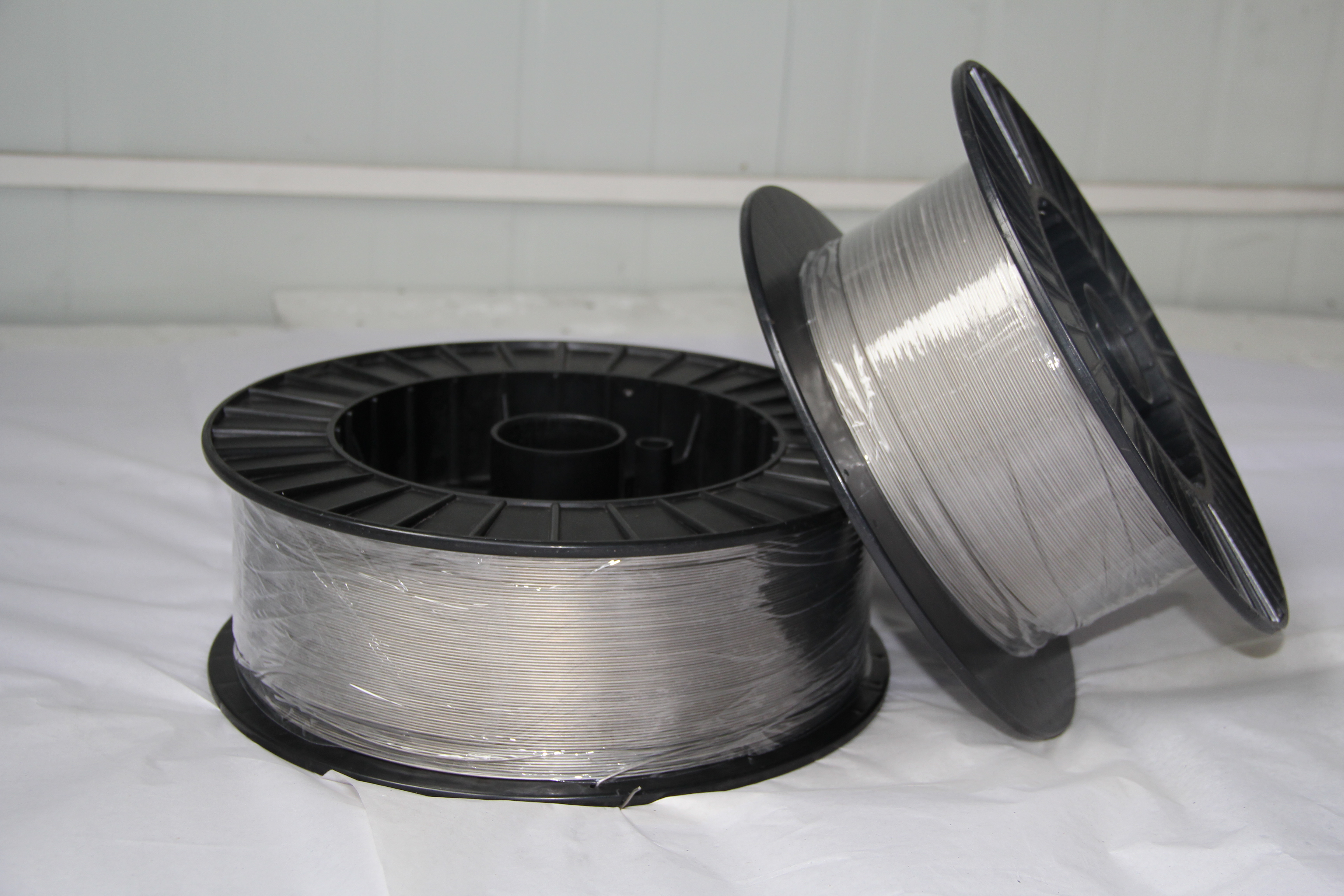 The titanium bars could be fast changed into thick by heading machine in the rolling process through...