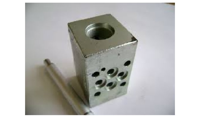 Hydraulické kostky – odjehlování  