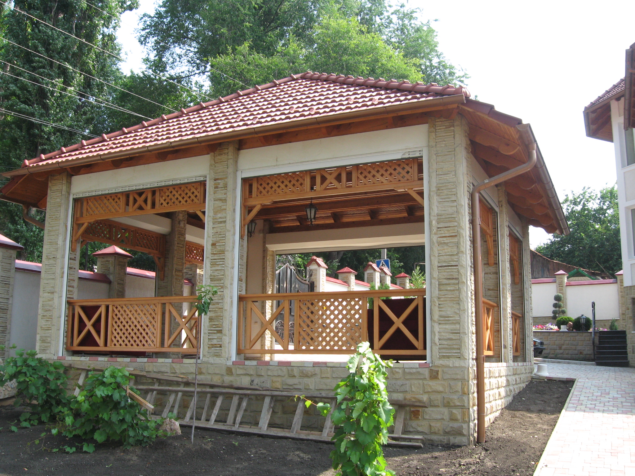 Confectionam foisoare, verande, balustrade, balcoane, casute de vara si alte obiecte din lemn. Pentr...