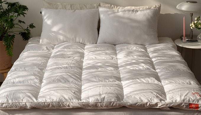 Feel the warmth and comfort of feather and down, the best combination. Goose Feather - The central f...