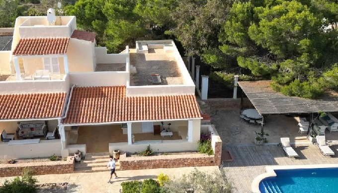 Esta impresionante villa se encuentra en una ubicación privilegiada en el centro de la isla de Forme...