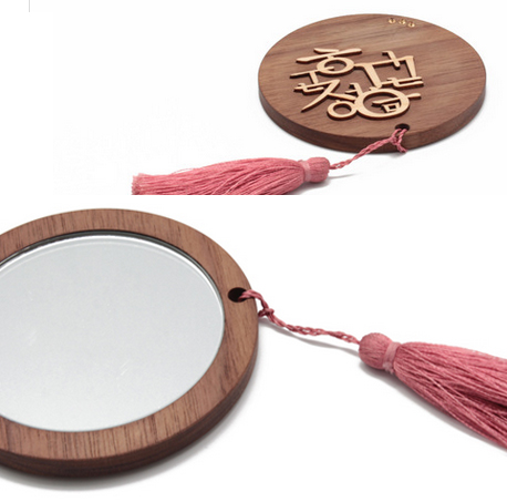 A hand mirror consisting of a simple silhouette.It is an round hand mirror with good grip feeling. A...