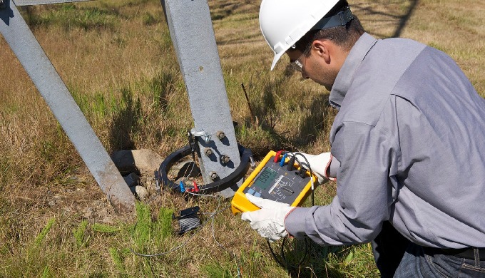 The Fluke 1623-2 earth ground tester is able to measure earth ground loop resistances using only cla...