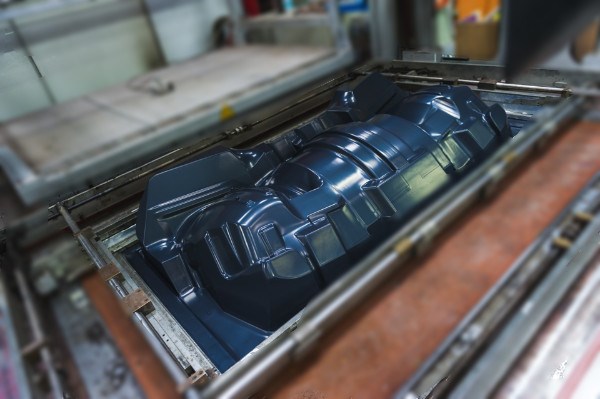 Définition du thermoformage On chauffe le plastique pour pouvoir le former avec un moule: Procédé en...