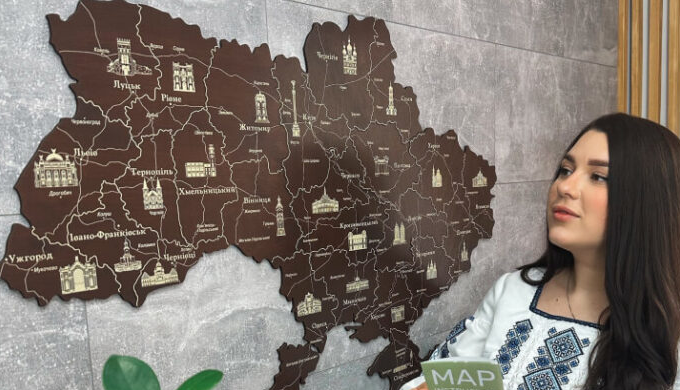 Дерев'яні карти України стали популярним елементом сучасного інтер'єру, додаючи природну красу та ун...