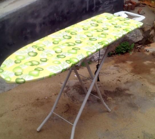 The patent 51 *15 wooden ironing board, flower / silver cloth, sponge plate 13mm, 5mm, diameter 19mm...