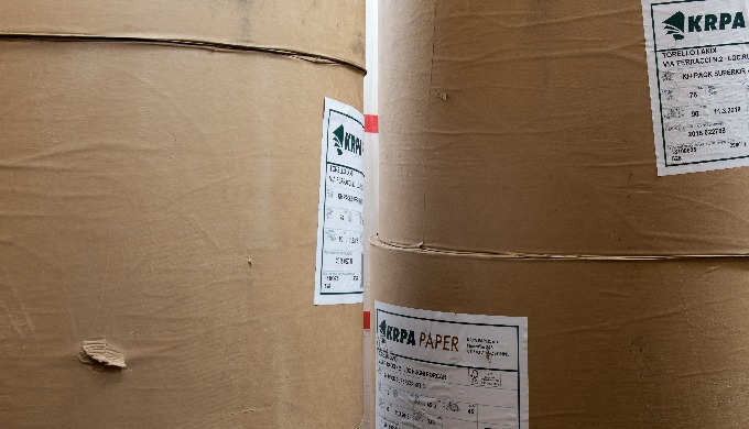 È una carta kraft bianca lisciata di pura cellulosa utilizzata nell'imballaggio alimentare che, medi...