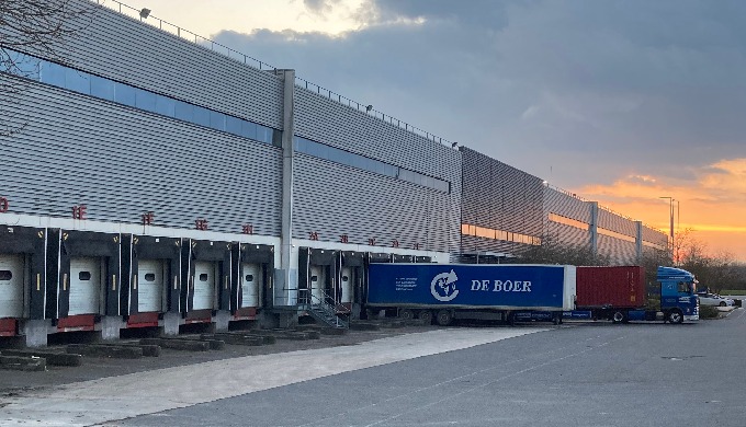 Bonjour, Nous offrons à nos clients, un espace de stockage de plus de 11 000m² entièrement racké et ...
