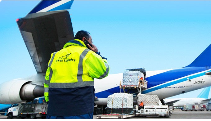 TRASPORTO AEREO Lo spedizioniere internazionale è spesso un atto di equilib...