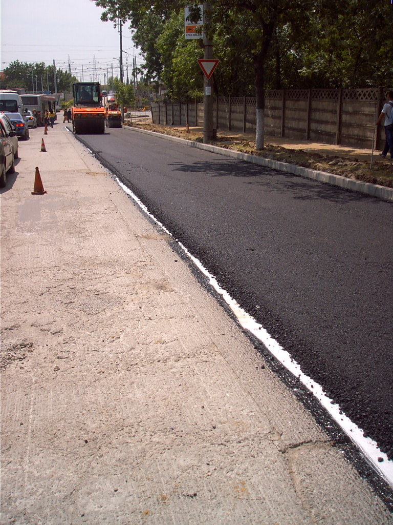 Geocompozit pentru armarea imbracamintilor asfaltice, reducerea propagarii fisurilor si element anti...