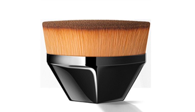 This diamond-cut foundation brush allows quick coverage of large areas and precise application on fa...