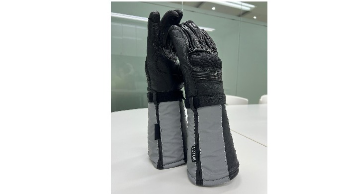 #Product Description Long cuff gloves made of real leather with wrist strap...