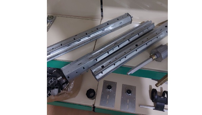 Découvrez nos produits en aluminium de haute qualité, tels que des accessoires pour portes et fenêtr...