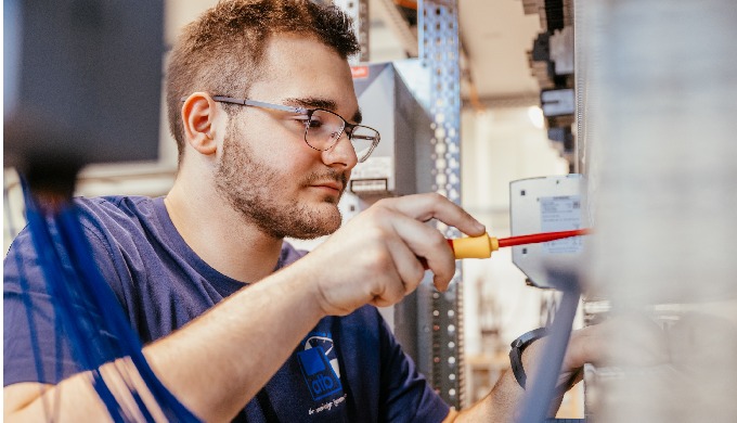 atb – Ihr Partner für Schalt- & Steuerungsbau – maßgeschneidert für Maschinenbau, Galvanik &...