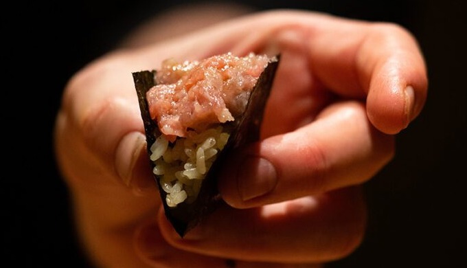 Kinu Sevilla se especializa en cocina japonesa, destacándose por ser el primer establecimiento en la...