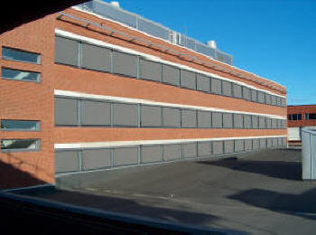 Warema Fasadmarkis används för skuggning av stora, lodräta ytor. Den kan anpassas till nästan alla f...