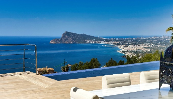 Premium Villas Costa Blanca se enorgullece de presentarle esta exclusiva y moderna villa en Altea Hi...