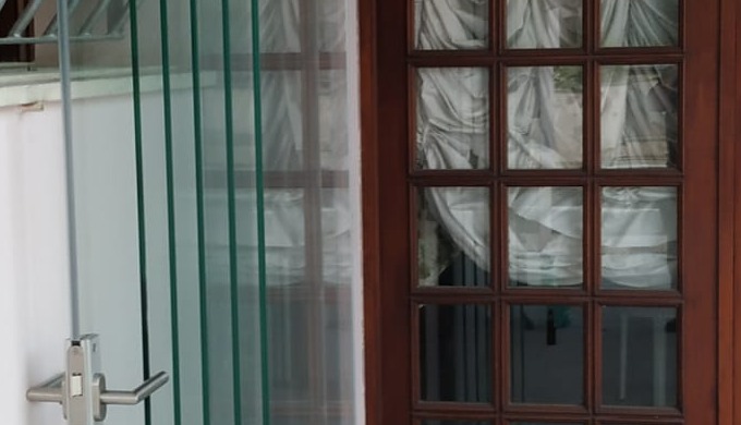 Aparcáveis Os Painéis Deslizantes são práticos, flexíveis e combinam com qualquer ambiente, comercia...