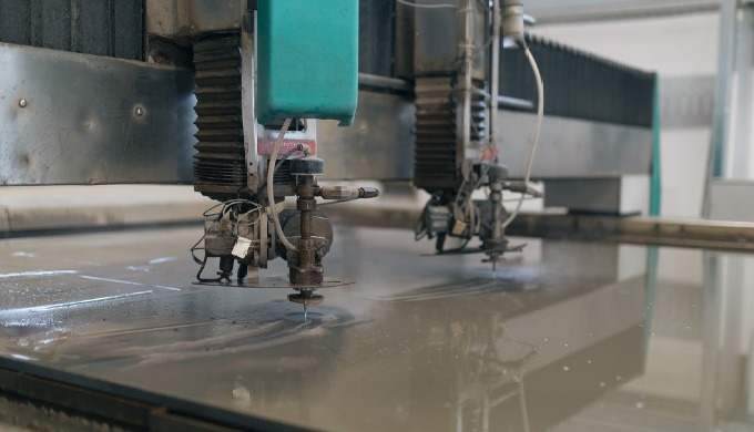 STROJNA OBDELAVA REZANJA Z VODNIM CURKOM