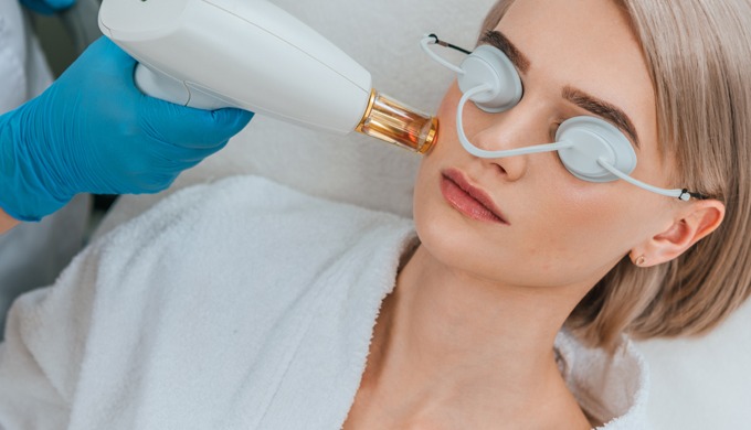 At Skinssence Laser and Skincare Clinic in Kota, Dr. Ashima Madan offers the Carbon Laser Facial, a ...