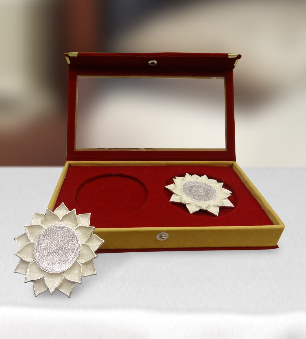 This set of two flower-shaped T- lights comes in a stunning red and golden velvet case.Used most com...