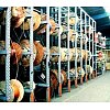 Un système permettant d’intégrer à la structure du rayonnage à palettes un axe cylindrique permettan...