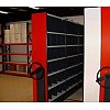 Stockage sur chariots mobiles des boîtes et cartons d’archives. Rayonnage à échelles soudées rigides et ouvertes, accroc Rayonnage mobile longitudinal d'archives à tablette métallique
