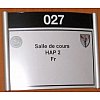 - porte-étiquette convexe- plaques en plexiglas gravées avec texte braille incrusté- plaque galbée d...