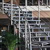 Scara cu structura din inox si trepte de lemn, cu balustrada aferenta scarii Noua arhitectura a comp...