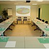 UNE SALLE TOTALEMENT ÉQUIPÉE POUR VOS ÉVÉNEMENTS PROFESSIONNELS : Réunions, conférences, séminaires,...