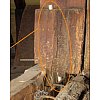 Des structures bois : charpente, befroi, assemblages divers à tenons et mortaises prennent du jeu ou...