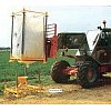 La manipulation du MANUBAG se fait par tracteur.Le MANUBAG est positionné sur la vanne semence munie...